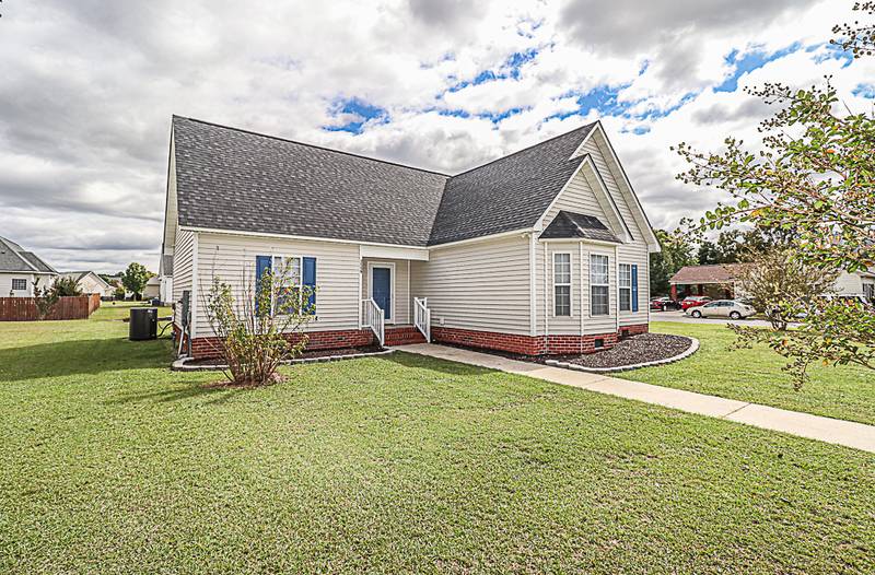 Vinyl-sided ranch sold in North Carolina